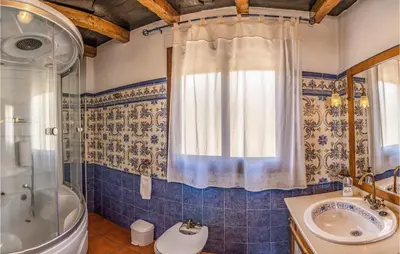 Un baño de Awesome Home In Mecina Bombarón