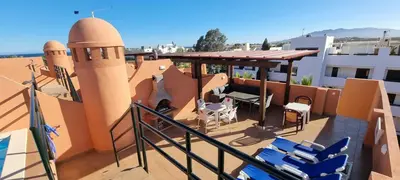 Un balcón o terraza de Homes of Spain, Apartamentos Paraiso Vera Playa, Ed Tahiti, Atico F de 2 dormitorios con piscina privada en solárium y barbacoa, pie de playa