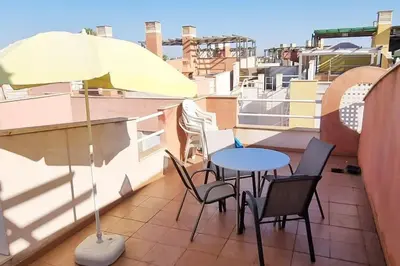 Un balcón o terraza de Atico con Jacuzzi Las Marinas Vera