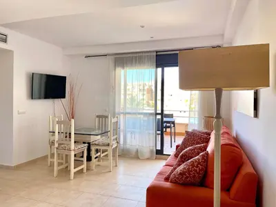 Una televisión o centro de entretenimiento en Apartment near beach with pools in Spain