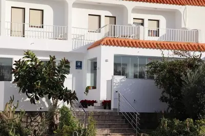 Edificio en el que se encuentra el hostal o pensión