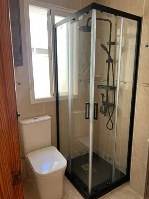 Un baño de Ático duplex con Vista Mar y Terraza Privada a 200m de la playa hasta 6 personas
