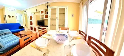 Una televisión o centro de entretenimiento en La Aldea bajo dos dormitorios en Puerto Rey